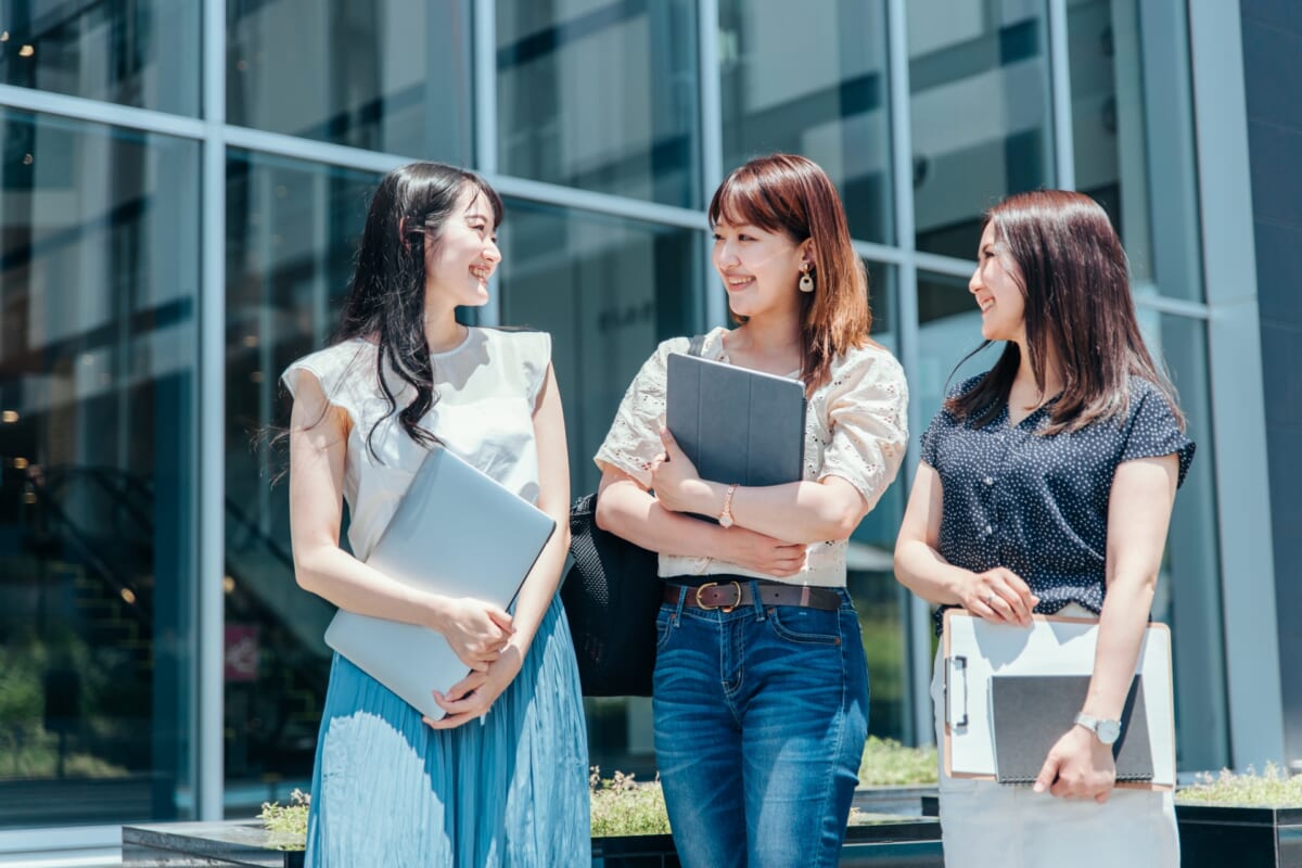 キャンパスを歩く大学生